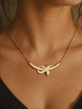 💛 VINTAGE CREAM & GOLD-TONE KNOT NECKLACE – 80s Style